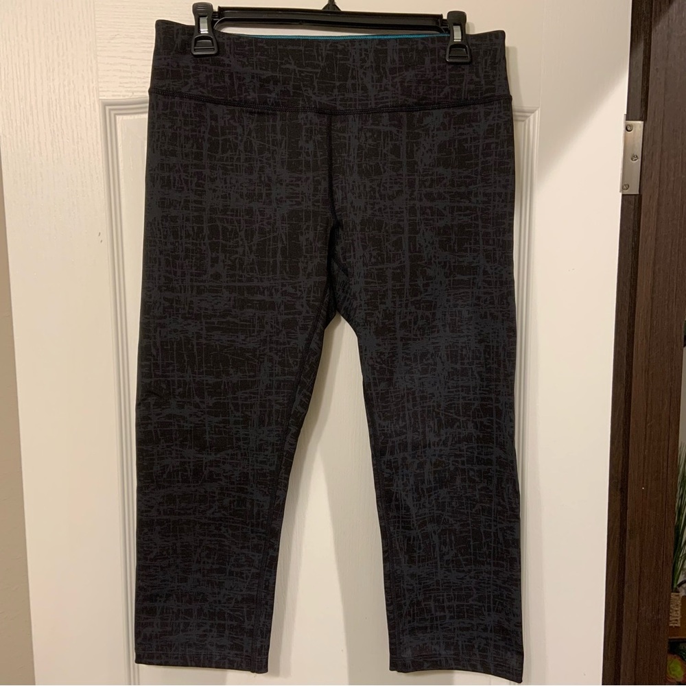Calvin Klein Performance black capri athletic leggings - size large